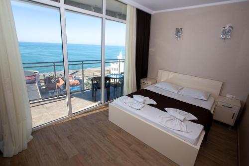 巴统SeaGate的酒店客房设有一张床和一个大窗户