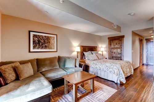 斯廷博特斯普林斯Trailhead Lodge的客厅配有沙发和1张床
