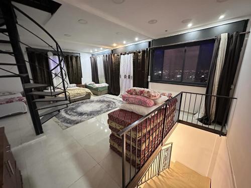 杰里科Jericho Palestine, Panorama Villa- View, Full Privacy & Pool的带沙发的客厅和阳台