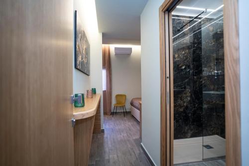 阿奇卡斯泰洛La Scogliera In的客房内设有带水槽和淋浴的浴室