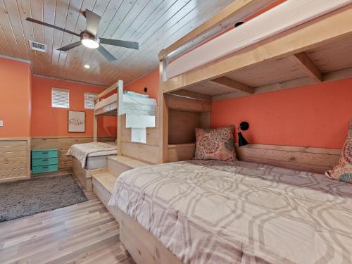 康肯She's Like Texas的一间卧室拥有橙色的墙壁和一张双层床。