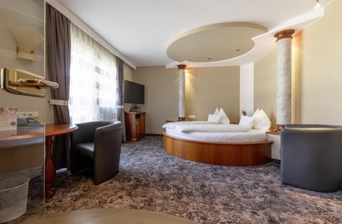 瓦兹瓦兹和美瑞驰酒店的配有一张床和一张书桌的酒店客房