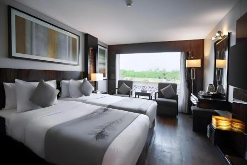 阿斯旺NILE CRUISE LUXOR & ASWAN L的酒店客房带两张床和一个客厅