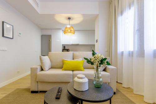 马拉加Malagueta Miramar with Shared Pool by Caleta Homes的客厅配有沙发和桌子