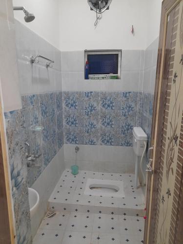 德奥加尔Gunjan Cottage的一间带卫生间和浴缸的浴室