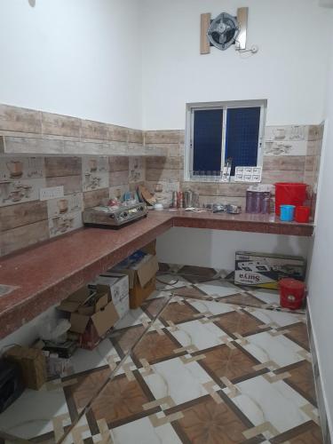 德奥加尔Gunjan Cottage的厨房配有柜台和瓷砖地板。