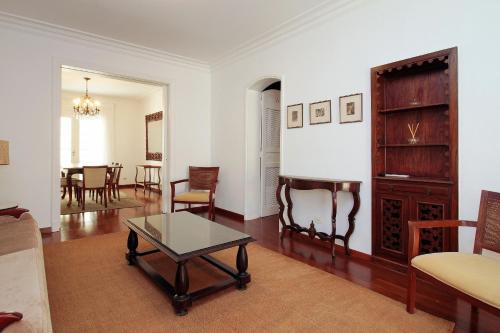 圣保罗Classic SP House in High End Neighborhood的客厅配有桌子和一些椅子
