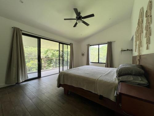 埃斯特利Casa Totumbla的一间卧室配有一张床和吊扇