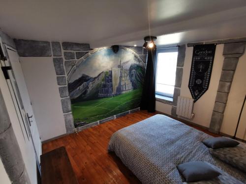 VertaizonSuite privative Le seigneur des anneaux Gondor的卧室的墙上挂着一幅大画