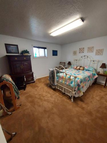 HarrisvilleAwesome Location, quiet area的一间卧室配有一张床和一个梳妆台