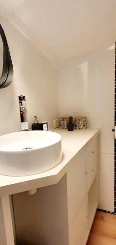 勒特雷波尔Entre 2 flots 1的客房内的白色盥洗盆浴室