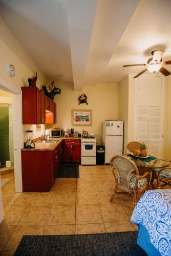 Cruz BayIndigo的厨房配有红色橱柜、桌子和冰箱