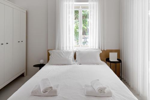 特拉维夫Rothschild 69的白色卧室配有带毛巾的大型白色床