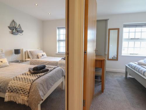 波特马多克Harbour View的一间卧室配有两张床和镜子