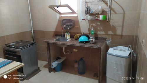 马特鲁港Luxry flat in matrouh的一间带水槽和炉灶的小厨房