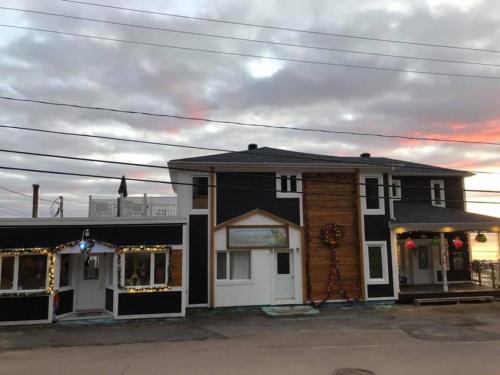 Saint-FulgenceSéjour, Flèche du fjord, vue Saguenay, Mont Valin的前面有圣诞灯的建筑