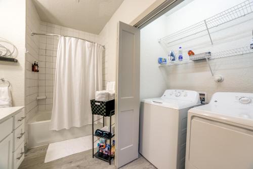 圣安东尼奥Downtown Apartment on the Riverwalk with parking 1339的一间带水槽、洗衣机和烘干机的浴室