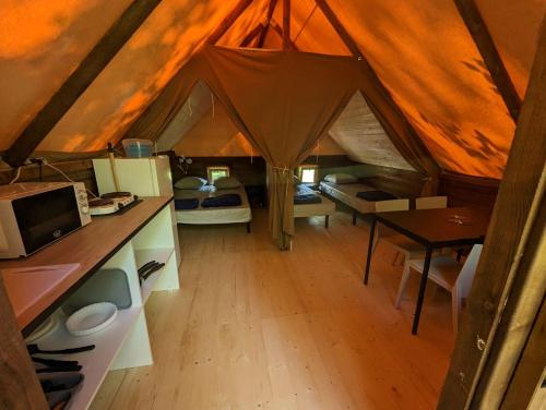 Plomeur澜汶露营酒店的帐篷,配有厨房和桌子