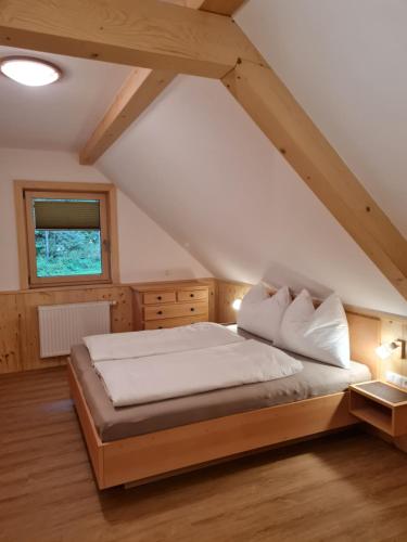 TurnauRomantik Chalet Pretalhof的阁楼上的卧室配有一张大床