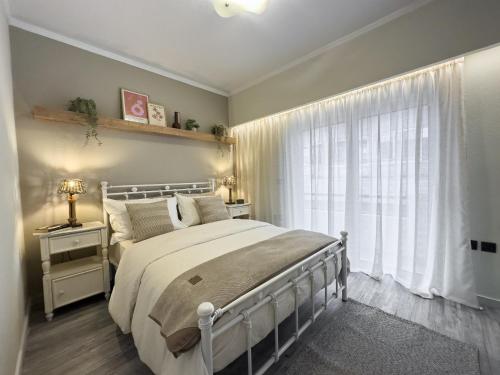 依克希亚Ixia home的一间卧室设有一张大床和一个窗户。
