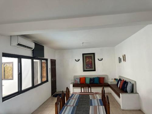 Casa 2 Salinas Monterrico completamente equipada y con piscina privada的休息区