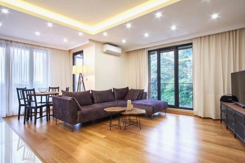 伊斯坦布尔Privat 3 Bedroom Duplex Apartment at Ulus Beşiktaş的客厅配有沙发和桌子