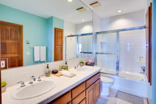 阿瓦隆Bright Catalina Island Condo with Ocean Views!的一间带两个盥洗盆、淋浴和卫生间的浴室