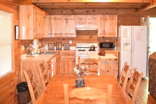 EpworthInspiration- Epworth GA的厨房配有桌子和冰箱