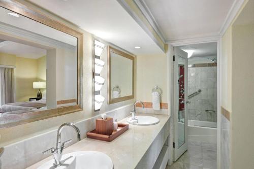 圣詹姆斯The House by Elegant Hotels - All-Inclusive, Adults Only的浴室设有2个水槽、镜子和浴缸。