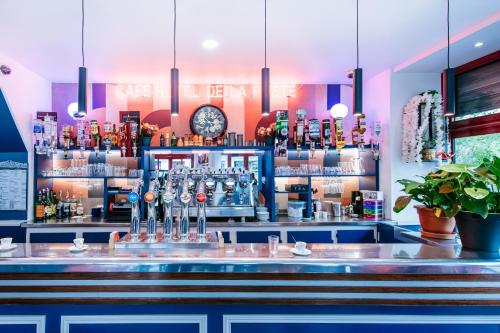 巴黎德拉波斯特酒店的一间酒吧,里面装有蓝色的吧台和酒架