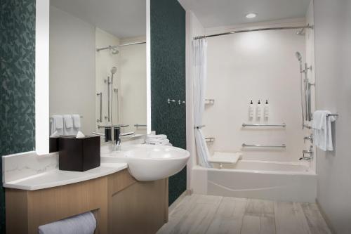 桑德波因特SpringHill Suites by Marriott Sandpoint的一间带水槽、浴缸和卫生间的浴室