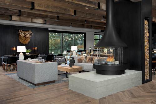 桑德波因特SpringHill Suites by Marriott Sandpoint的带沙发和壁炉的客厅