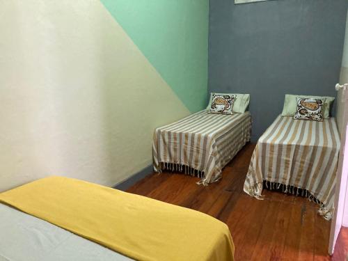 尤西德福拉Pousada Barão de Santa Helena的一间客房内配有两张床的房间