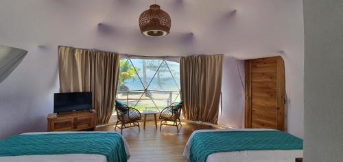 卢纳将军城Malipaya Villas的一间卧室设有两张床和窗户。