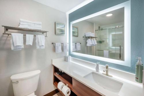 阿什兰河城贝斯特韦斯特酒店的白色的浴室设有水槽和镜子
