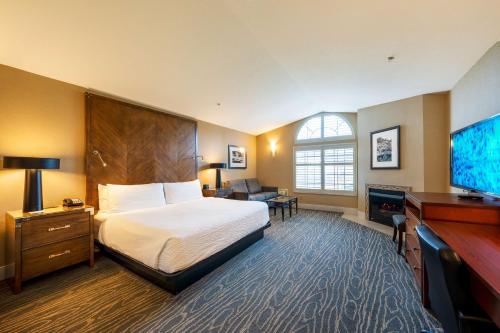 卡利斯托加史蒂文森庄园贝斯特韦斯特PLUS酒店的配有一张床和一台平面电视的酒店客房