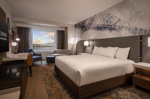 查尔斯湖Horseshoe Lake Charles的配有一张床和一张书桌的酒店客房