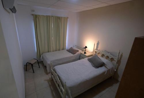 阿尔韦亚尔将军镇Amor de Finca的光线充足的客房内的两张床