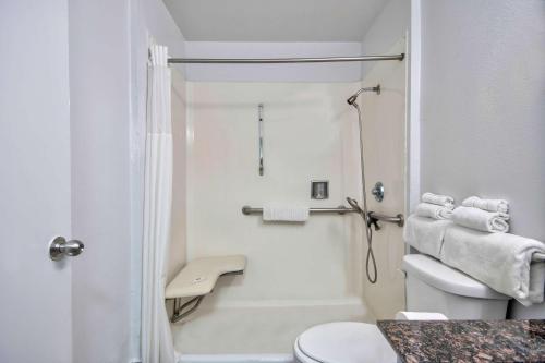 圣贝纳迪诺Studio 6 Suites San Bernardino, CA的带淋浴和卫生间的白色浴室