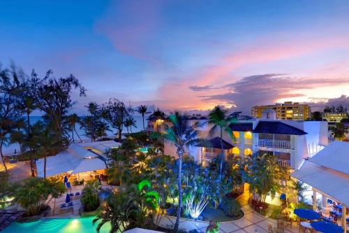基督教堂市Turtle Beach by Elegant Hotels - All Inclusive的夜间享有度假村的空中景致