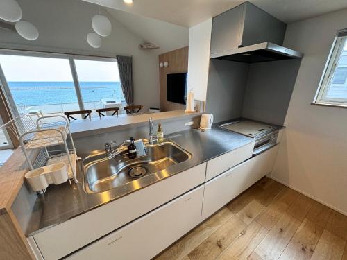 SanukiBeach SPA TSUDA 0 Cero棟的一个带水槽的厨房,享有海景