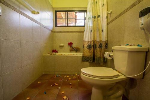 特拉Cabañas del Mar的浴室设有卫生间,地板上有碎片