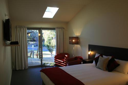 比舍诺比切诺海湾酒店的酒店客房,设有床和滑动玻璃门