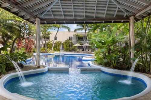 圣詹姆斯Waves Hotel and Spa by Elegant Hotels - All-Inclusive的瀑布度假村的游泳池