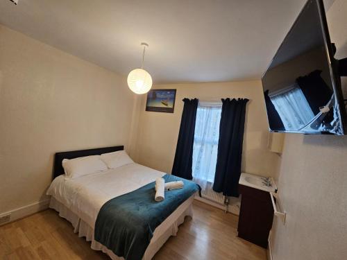 伦敦Bruce Rooms的一间小卧室,配有床和窗户