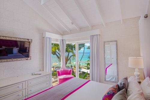 圣詹姆斯Treasure Beach by Elegant Hotels - All-Inclusive, Adults Only的一间卧室配有一张床,享有海景