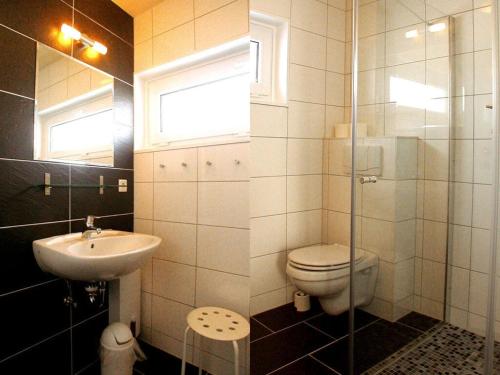齐罗Lovely apartment in Immenstadt的一间带卫生间和水槽的浴室