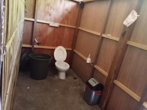 Kribyuk Beya homestay的一间带卫生间和垃圾桶的小浴室