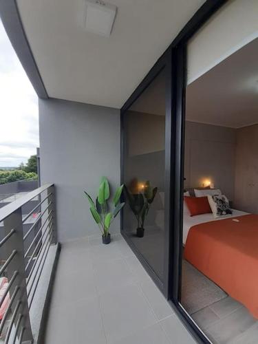PitrufquénDepartamento Centro Plaza 403的一间卧室设有一张床和一个大型玻璃窗