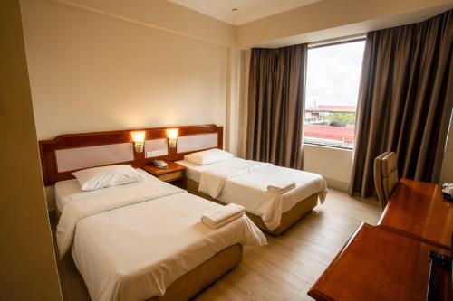 米里索美赛特酒店的酒店客房设有两张床和窗户。